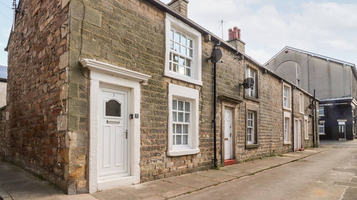 Morecambe House | BAY COTTAGE NO 5, family friendly, with a garden in Morecambe