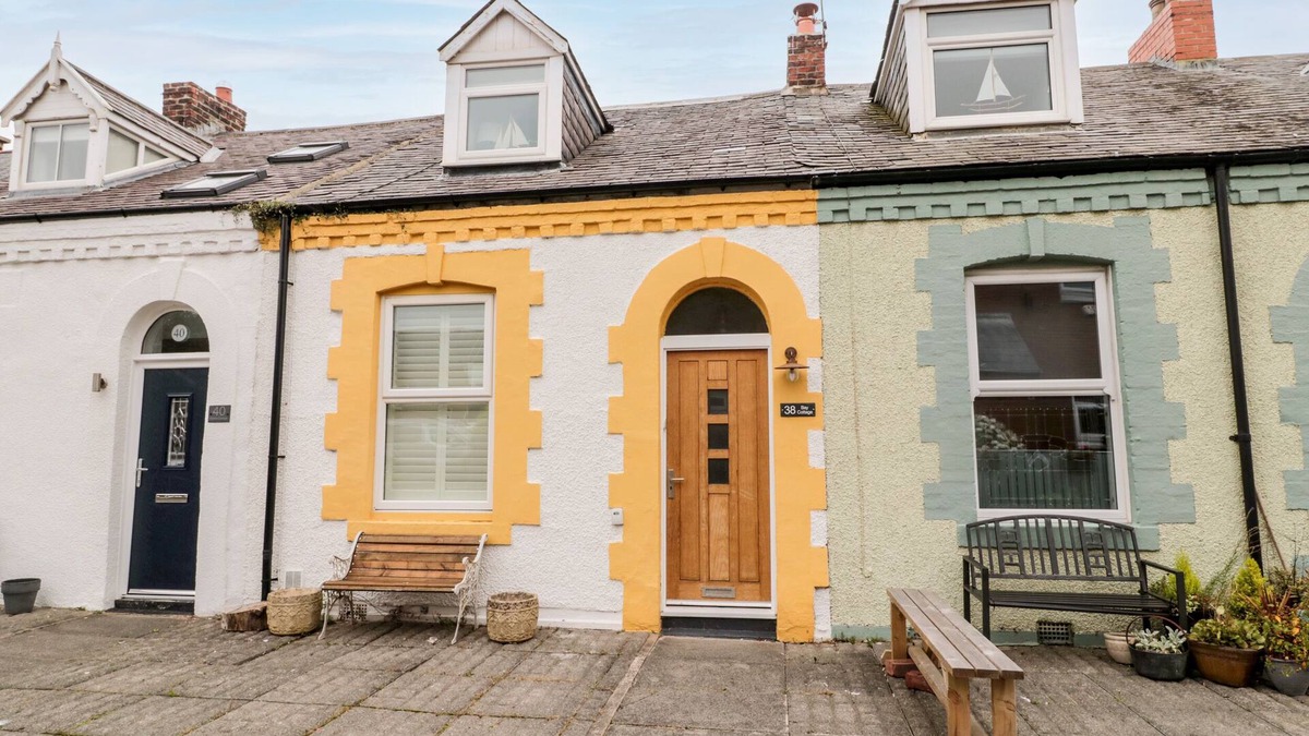 Cullercoats Cottage | BAY COTTAGE, pet friendly, country holiday cottage in Cullercoats