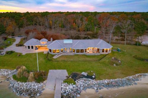 Dameron House | Bay Estate by AvantStay Waterfront Private Pond