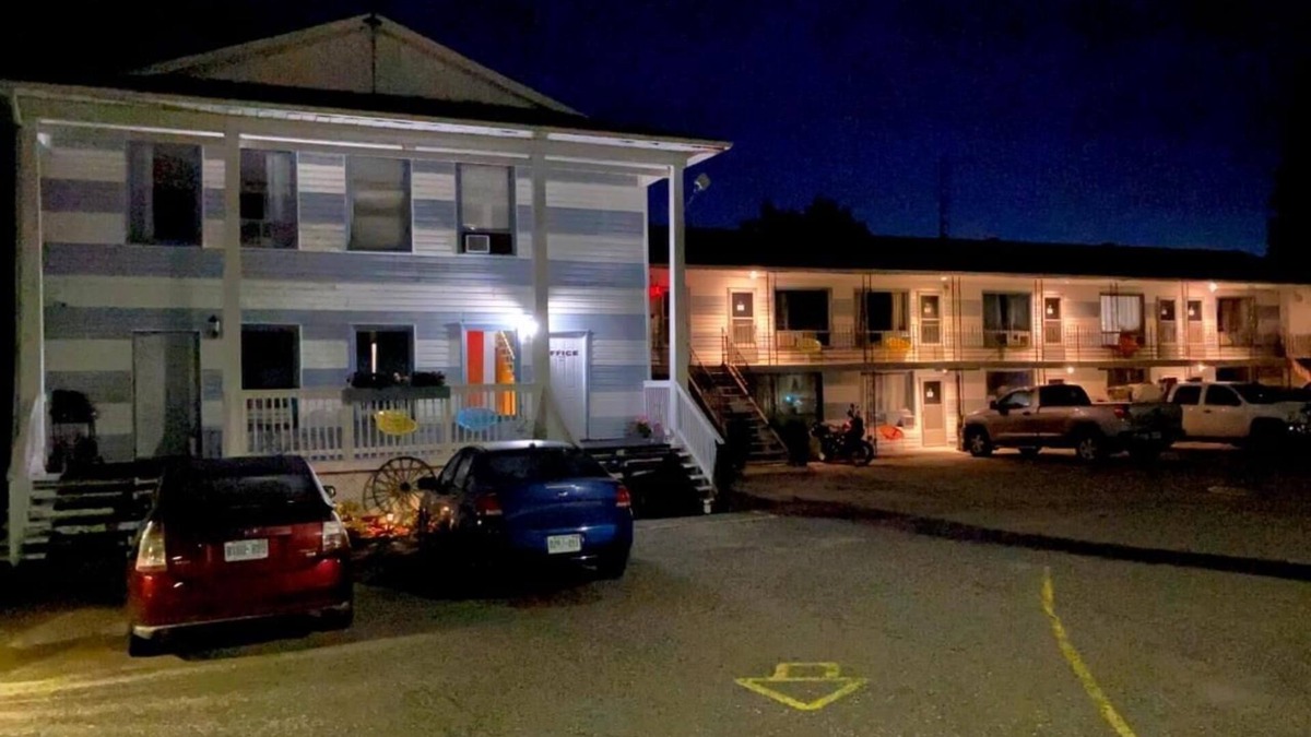 Timiskaming District Hotel | Bay Lake Inn (Frontiersman Motel)