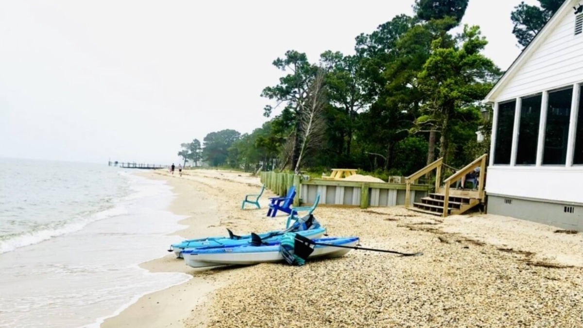 Point Lookout Cottage | 𝑩𝑨𝒀 𝑺𝑰𝑫𝑬 𝑹𝑬𝑻𝑹𝑬𝑨𝑻 𝐇𝐀𝐘𝐒 𝐁𝐄𝐀𝐂𝐇 step of your porch into the sand 𝐂𝐇𝐄𝐒𝐀𝐏𝐄𝐀𝐊𝐄 𝐁𝐀𝐘