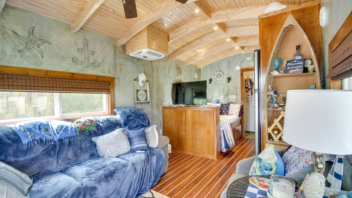 Shoreline Park Apartment | Bay St Louis Houseboat 6 Mi to Old Town & Beach!