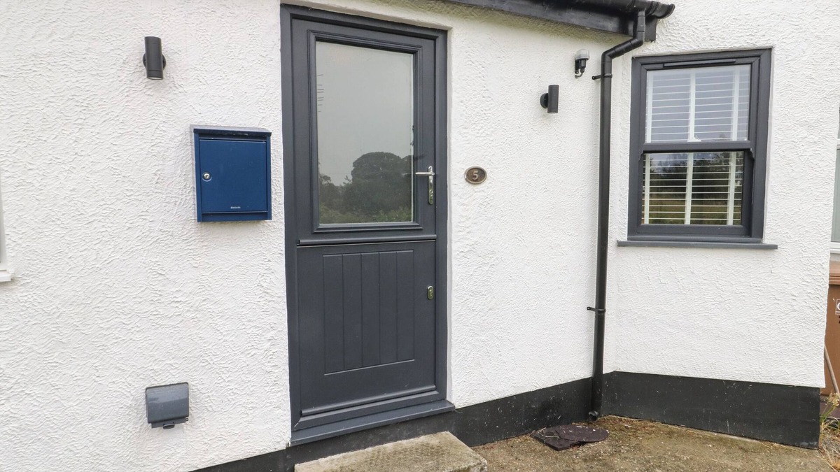 Llanrug Cottage | BAY TREE COTTAGE, pet friendly, with open fire in Llanrug