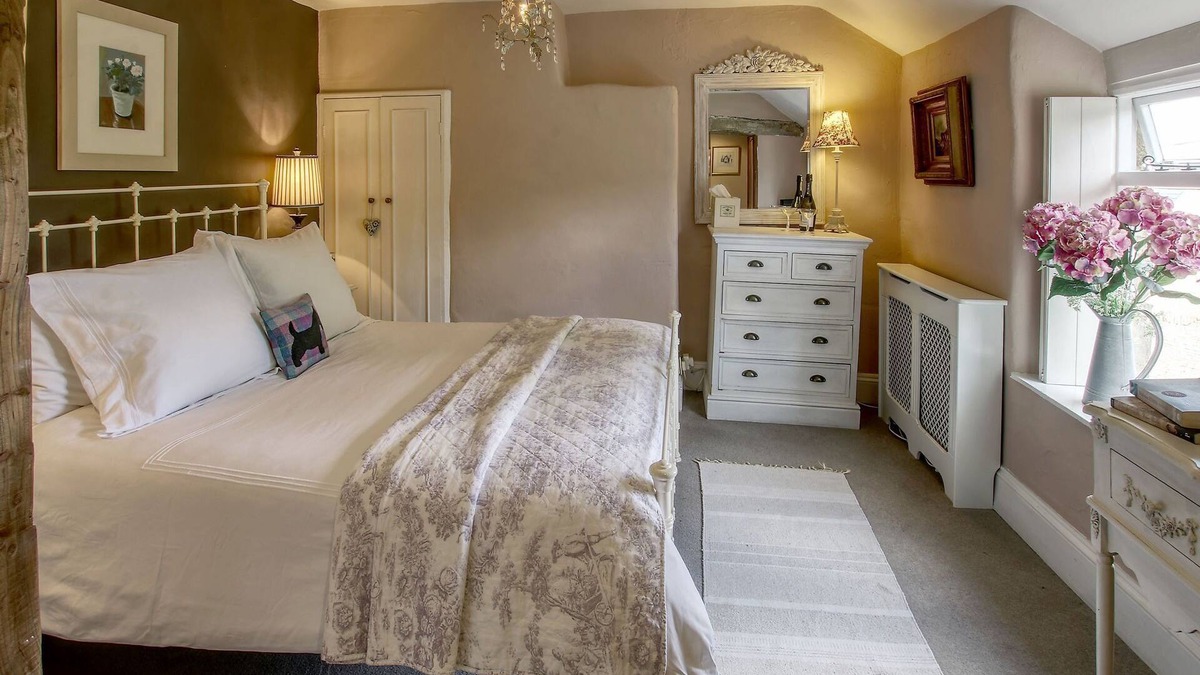Shipton under Wychwood Cottage | Bay Tree Cottage is tucked away in an elevated position on the edge of a pretty village.