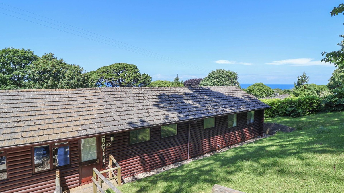 Watermouth Cottage | BAY TREE LODGE 35, pet friendly, with hot tub in Berrynarbor