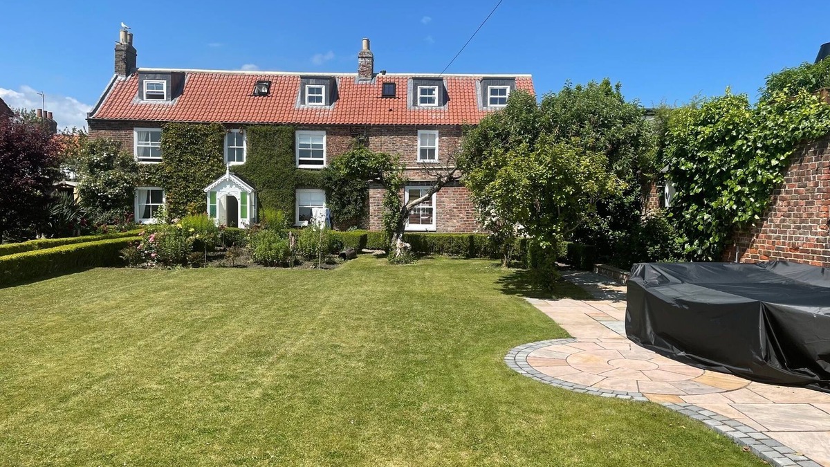 Sewerby House | Bay View House, Luxury Coastal Retreat, Sea Views , Hot Tub and Private Parking