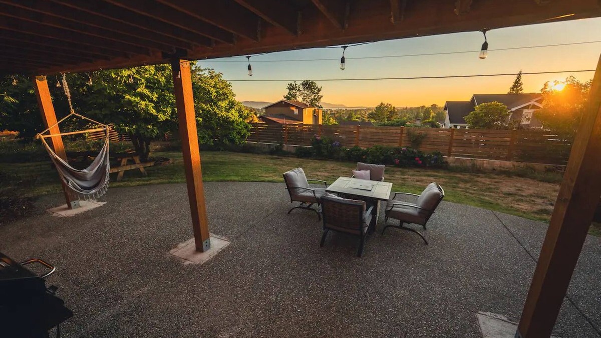 Alabama Hill House | Bay-view Suite with pet friendly yard