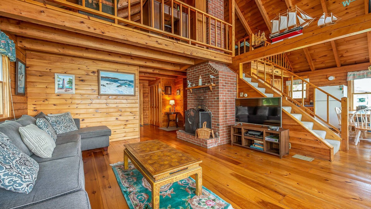 Harpswell Cabin | Bay-View. Waterfront Log cabin on the bay. Pet Friendly.
