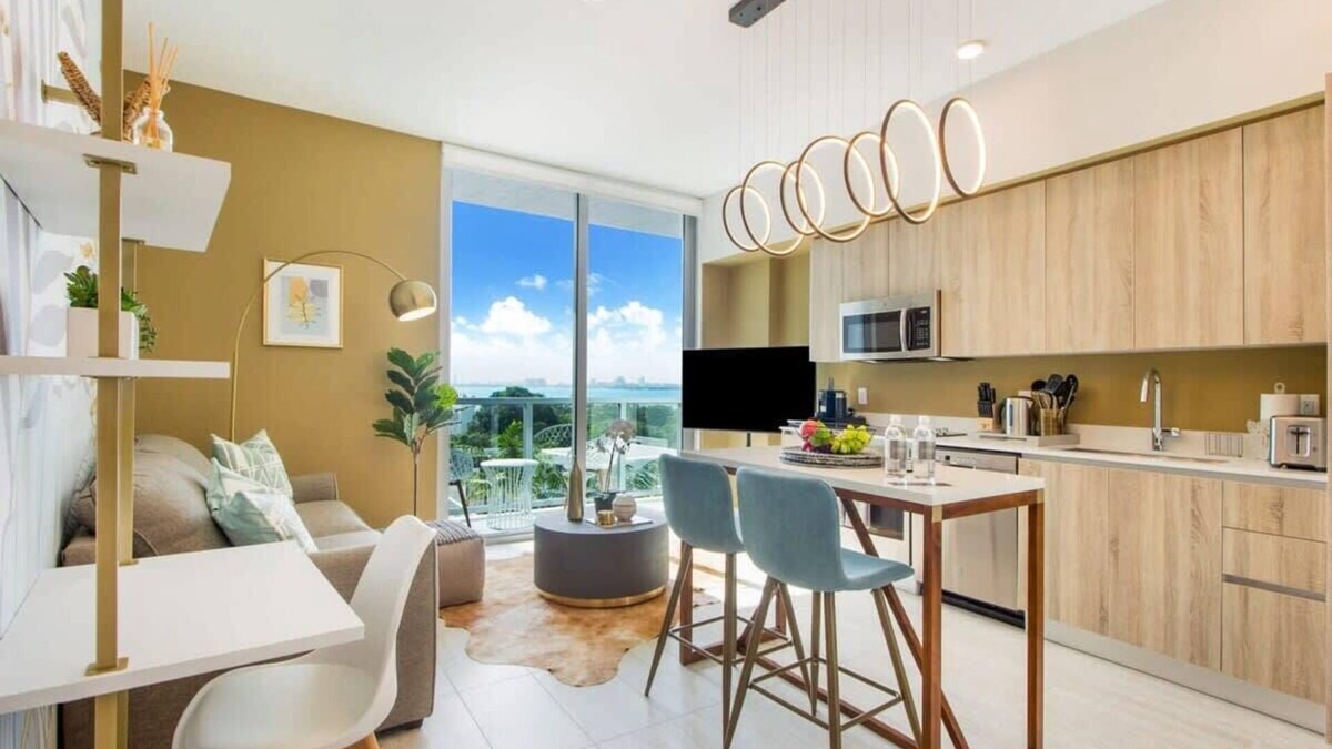 Northeast Miami Condo | Bay Views! Tropical Miami Studio-Miami Design Dist