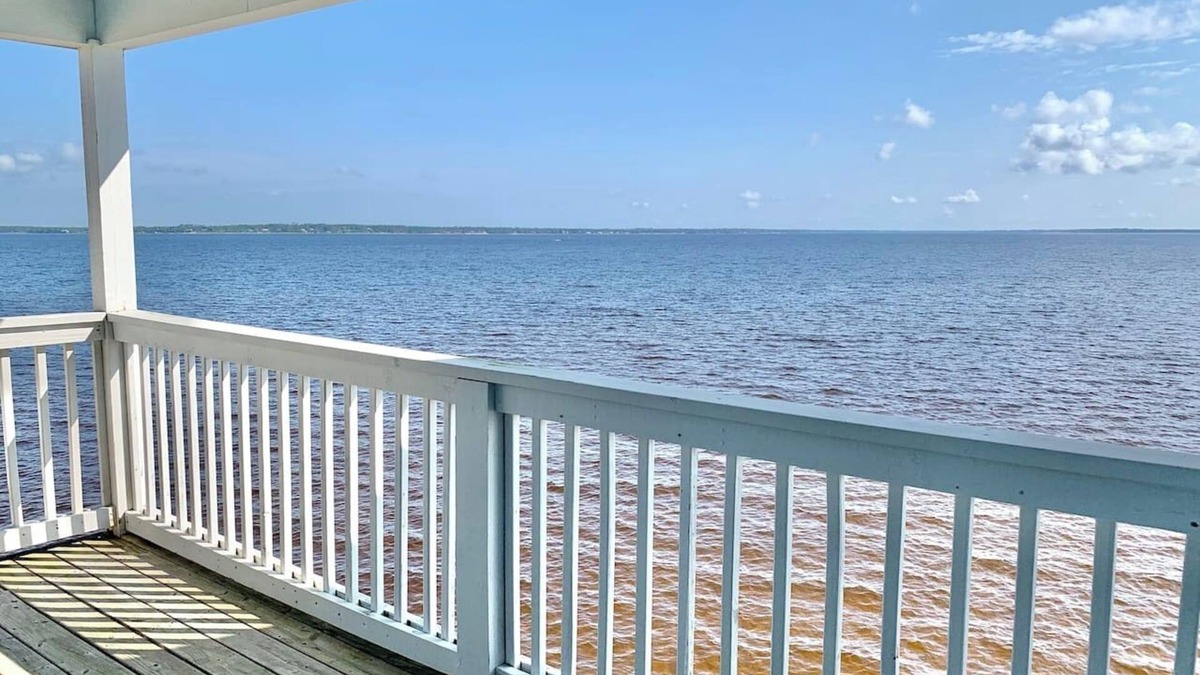 Innerarity Townhomes House | Bay Watch: Charming Waterfront Home with 2 Kayaks!