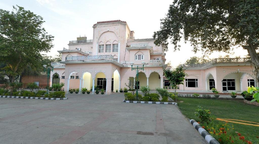 Bhiwani Hotel | Baya Tourist Resort