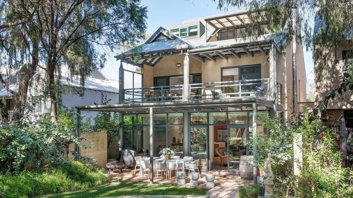Broadwater House | Baydream Believer Lush Beachfront Resort Escape