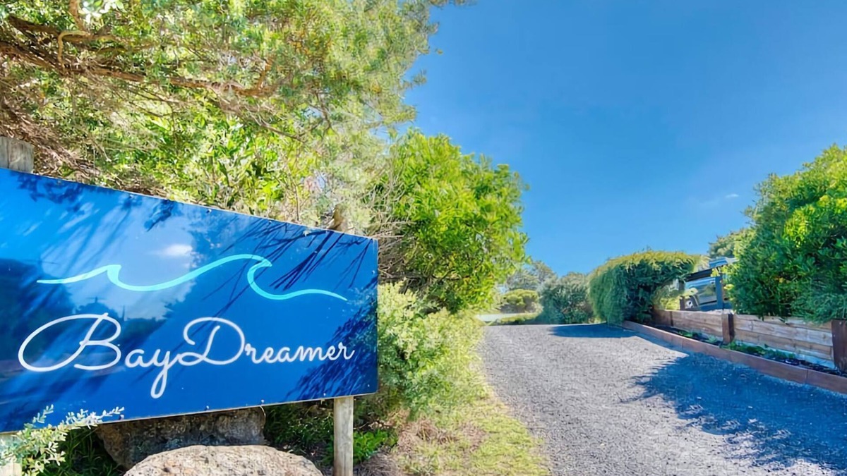 Venus Bay House | Baydreamer Retreat - luxurious home on an acre, only metres from the beach access.