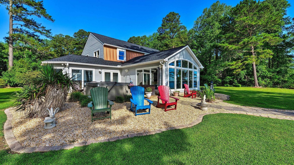 Chocowinity House | Bayfront Blounts Creek Home: Private Beach + Dock!