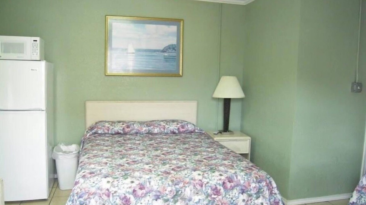 Fulton House | Bayfront Cottage Room 17