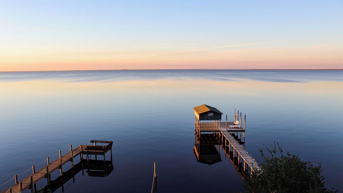 Gulf Breeze House | Bayfront Lodge & Cabin Double Dock Getaway Retreat