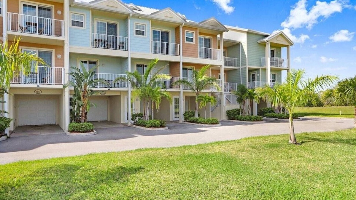 Ruskin House | Bayfront Townhouse w/Heated Pool, HotTub, Beach, Marina, tiki bars w/live music