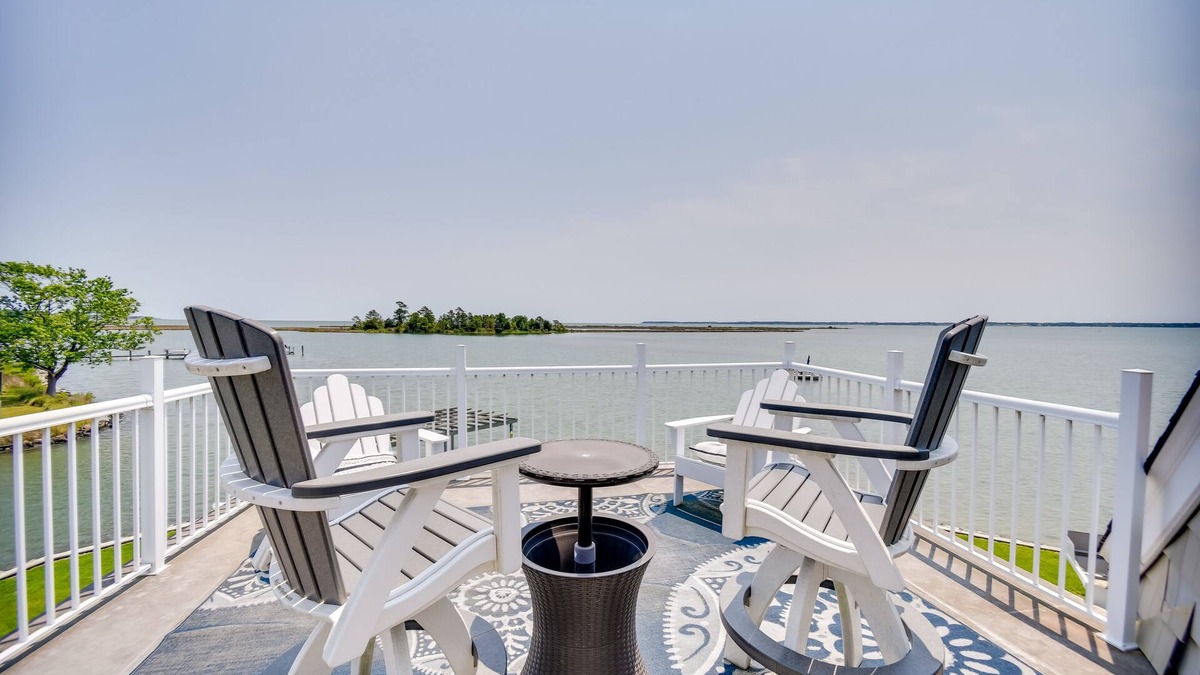 White Stone House | Bayfront White Stone Escape w/Private Beach!