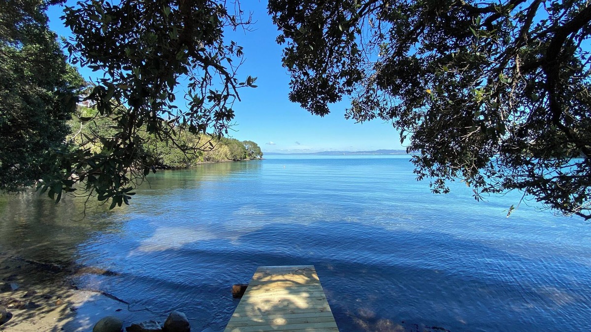 Whangarei Heads Cottage | ‘BAYHAVEN’ on the waters edge at beautiful McKenzie Bay, Whangarei Heads