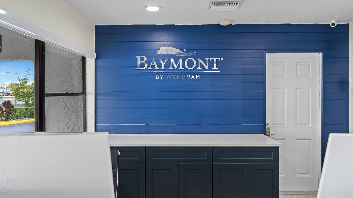 West Colonial Hotel | Baymont by Wyndham Orlando Downtown