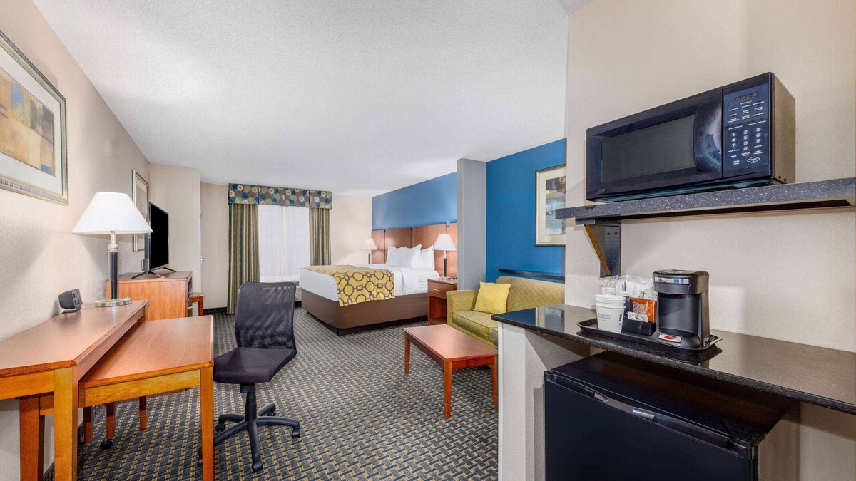 Pratt Hotel | Baymont by Wyndham Pratt