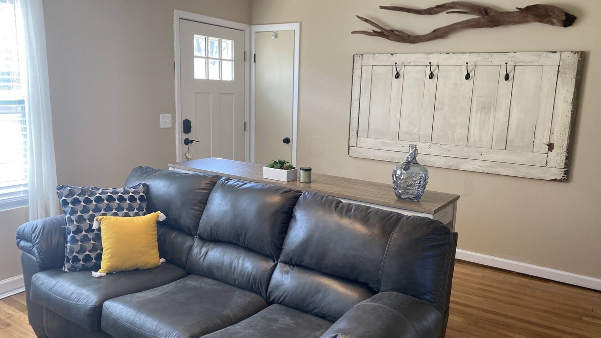Kingsport House | Bays Mountain Getaway Cottage