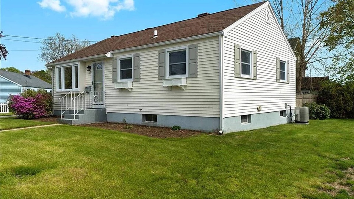 New London House | Bayshore Breeze - Walk to Ocean Beach w/Patio