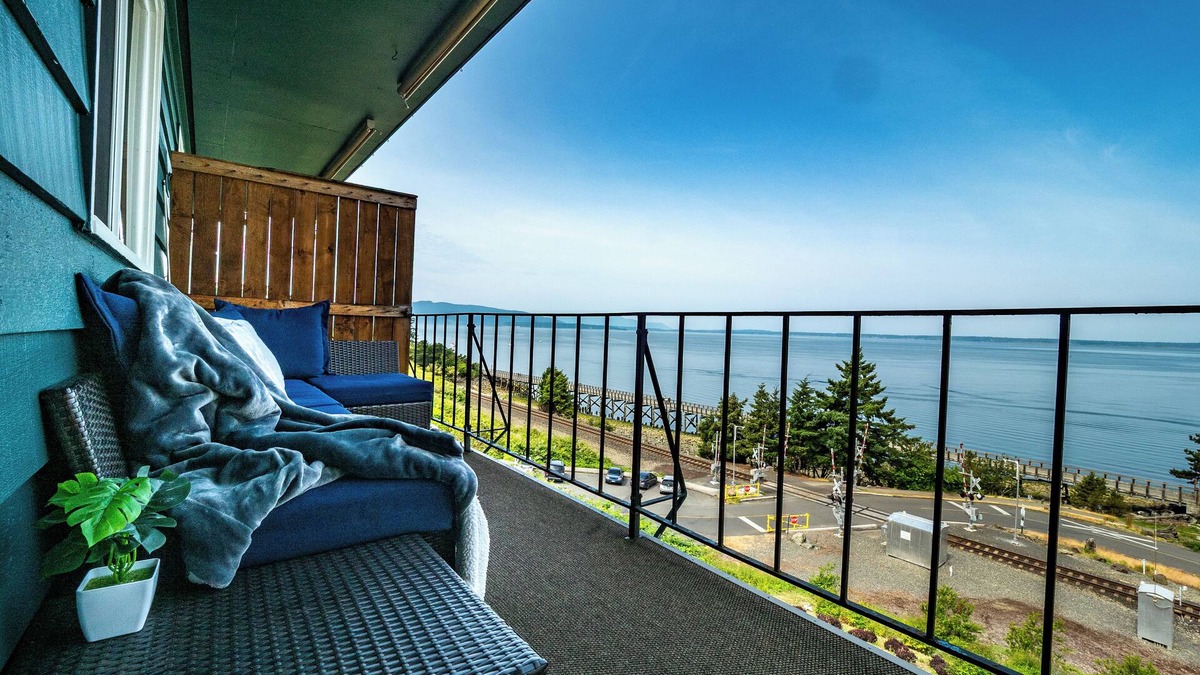 South Hill Apartment | Bayside Apartment #5- Top Floor Waterfront Views above Boulevard Park
