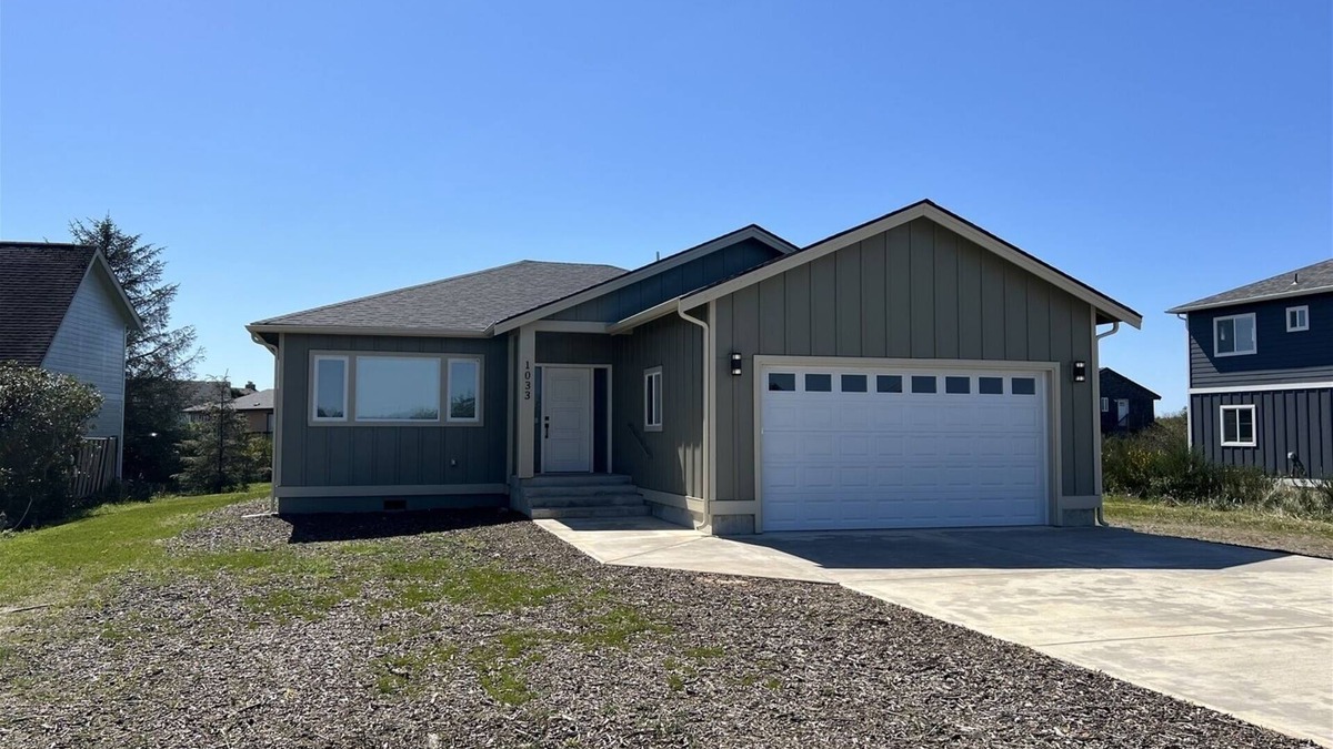 Ocean Shores House | Bayside Beach House - Game room and hot tub