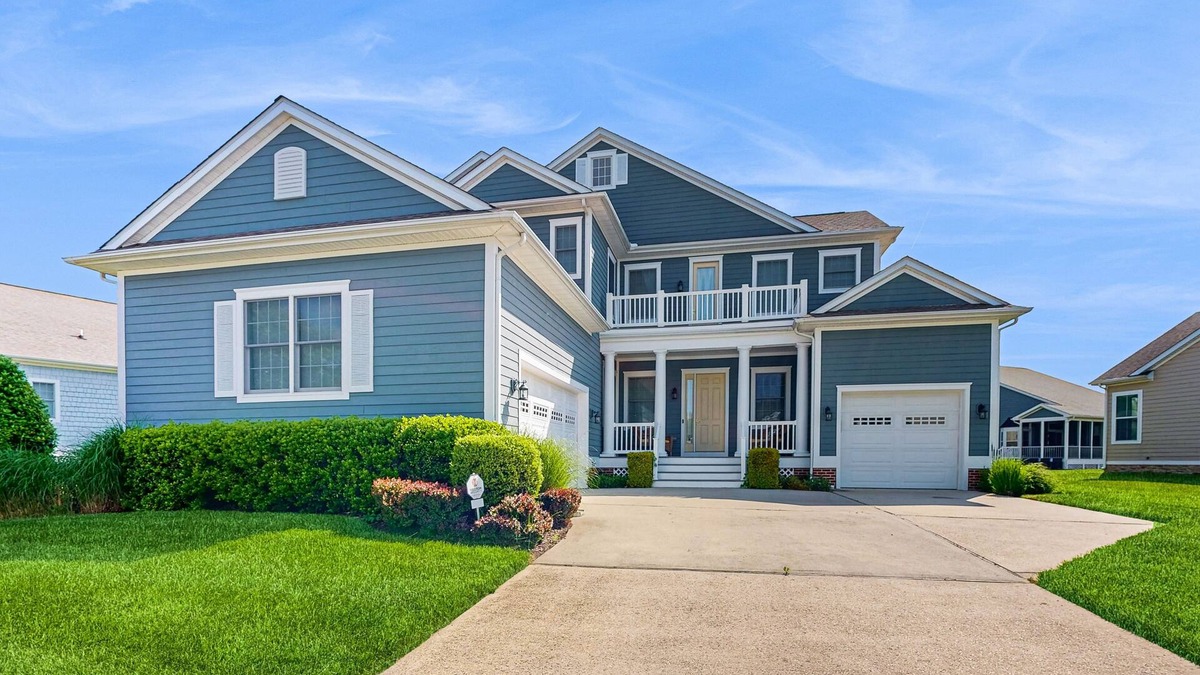 The Commons House | Bayside Resort home with sunroom plus pools, gym, hot tub, & sports courts