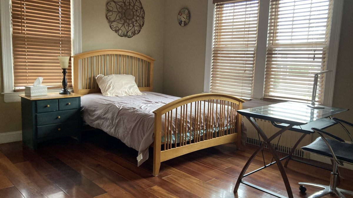 Murray Hill House | Bayside room close to LIRR Bowne park
