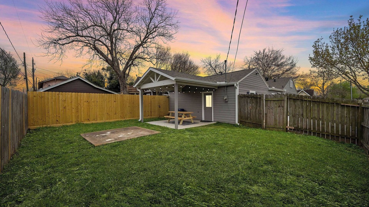 Baytown Apartment | Baytown Private Studio Apartment covered patio Sleeps 4 by the bay, skate park,