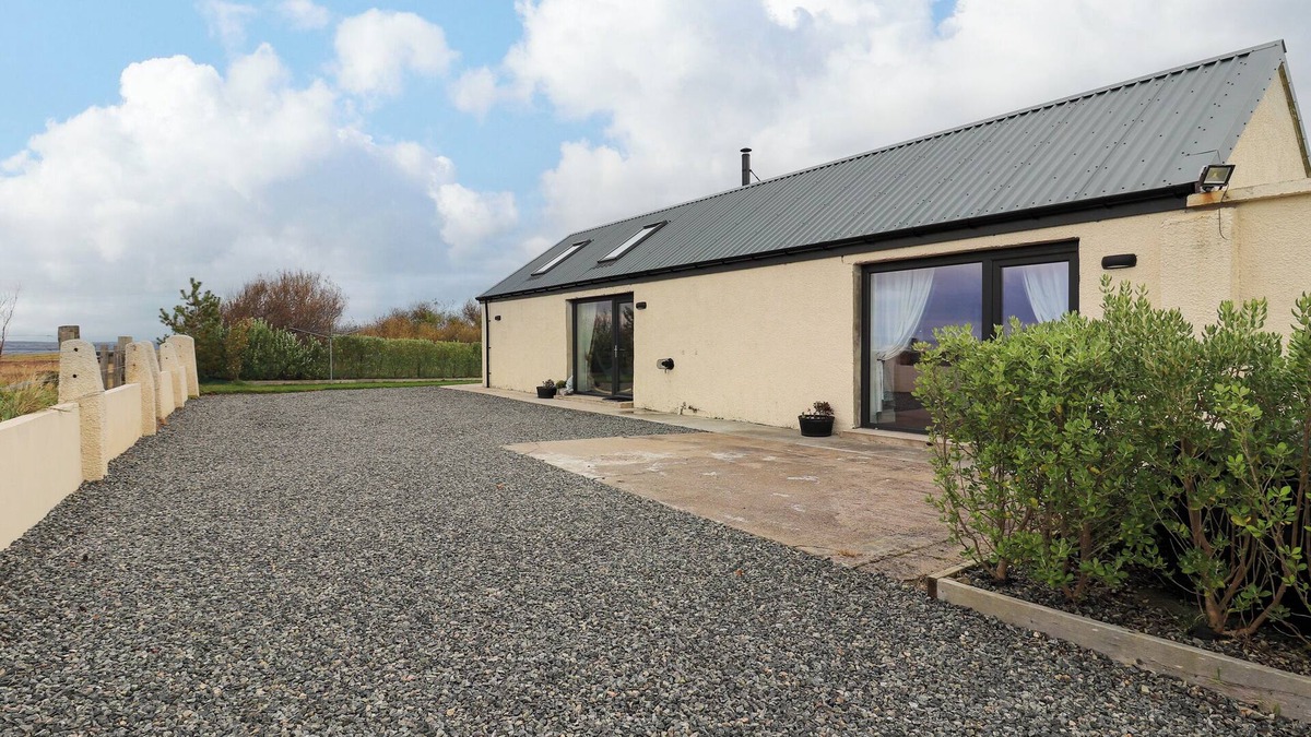 Isle of Lewis Cottage | BAYVIEW BYRE, pet friendly, luxury holiday cottage in Stornoway