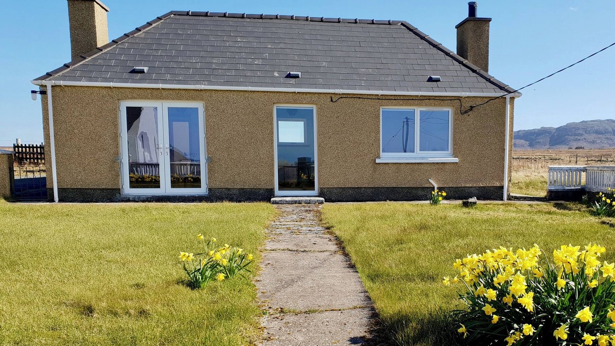 Shawbost Cottage | BAYVIEW, pet friendly, country holiday cottage in Dalbeg