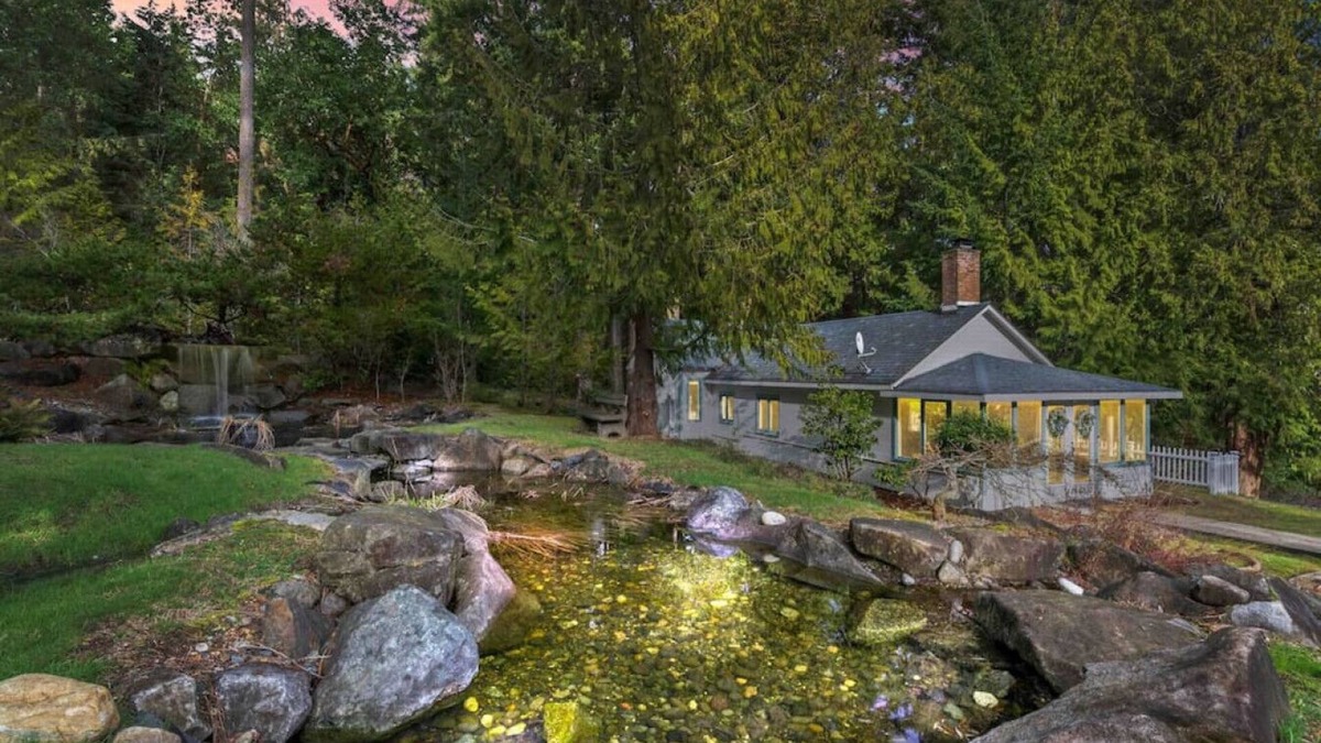 Bremerton House | BayView Retreat w/Waterfall and Beach Access