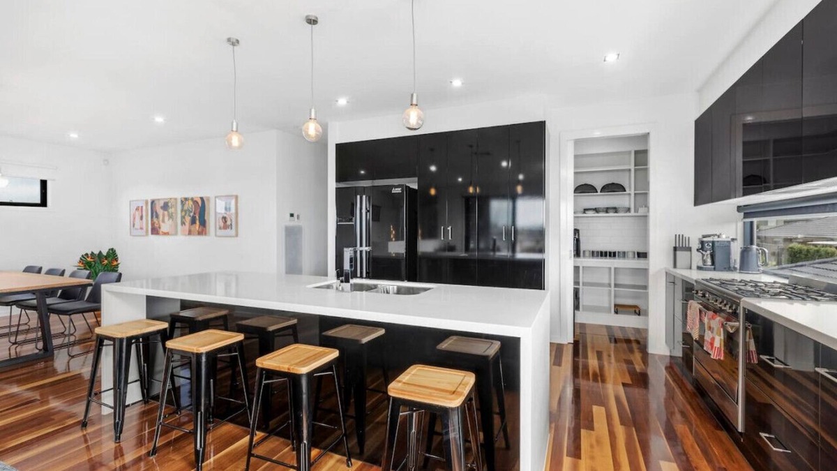 Curlewis House | Bayview- Sleeps 14, Aircon, Garage, Pets welcome!
