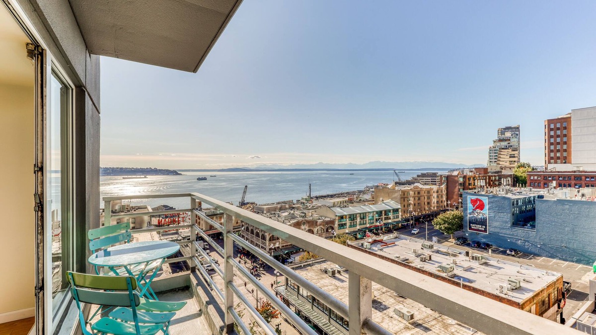 Downtown Seattle Condo | Bayview suite w/great views, walk score of 100 & shared indoor pool & hot tub