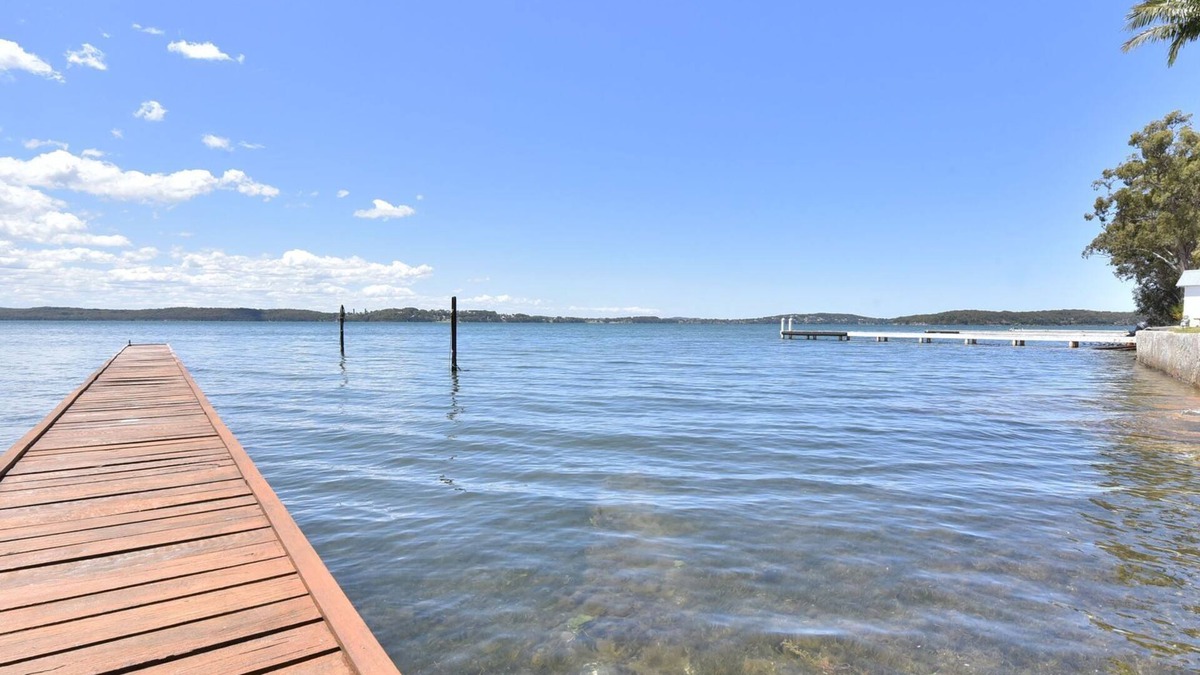 Silverwater House | Baywatch Waterfront Lake Retreat with Private Jetty at Silverwater Lake Macqaurie