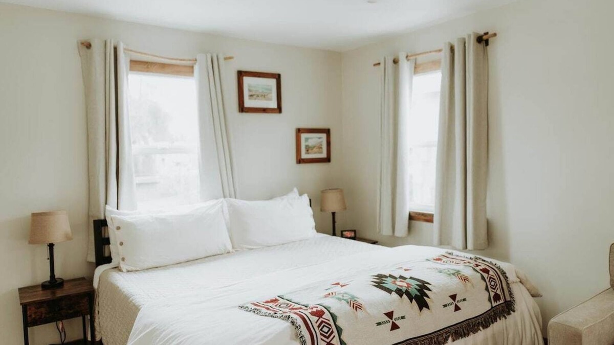 Baywood Park House | Baywood Cottage #1 | Walk to Bay | Dog Friendly