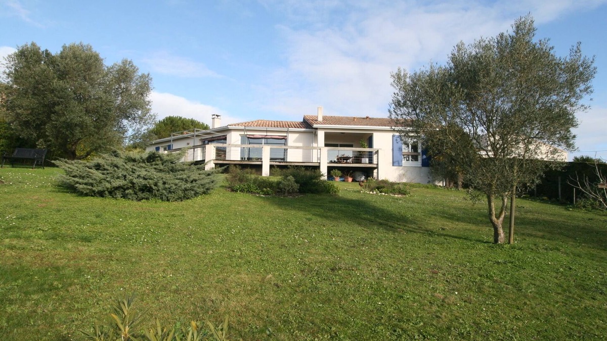 Meschers-sur-Gironde House | BB in the green with view on the Gironde