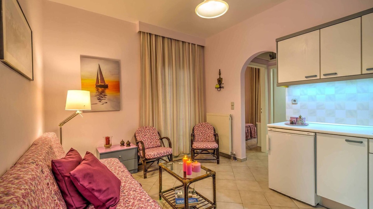 Agios Dimitrios Apartment | Bbq, balcony, 42mbps, king, backyard, full Kitchen-1