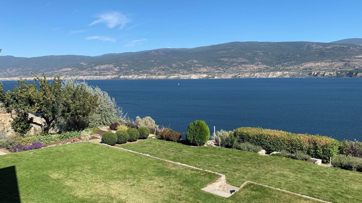 Okanagan-Similkameen Apartment | BC STR Registry No. H795481396 nExplore Fall Wine Touring & 30 min. to Ski Apex