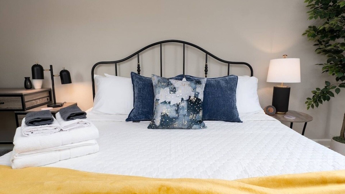 Riverside Apartment | Be A Nomad | Newly renovated 1br apartment