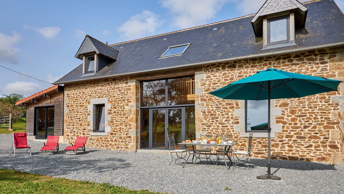 Saint-Aubin-de-Terregatte House | Beautiful private villa for 6 people with WIFI, TV, terrace, pets allowed and parking