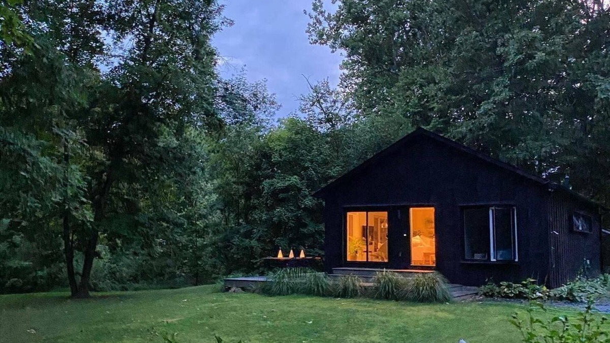 Poughkeepsie Cottage | Be in Nature at this Gorgeous Riverfront Cabin