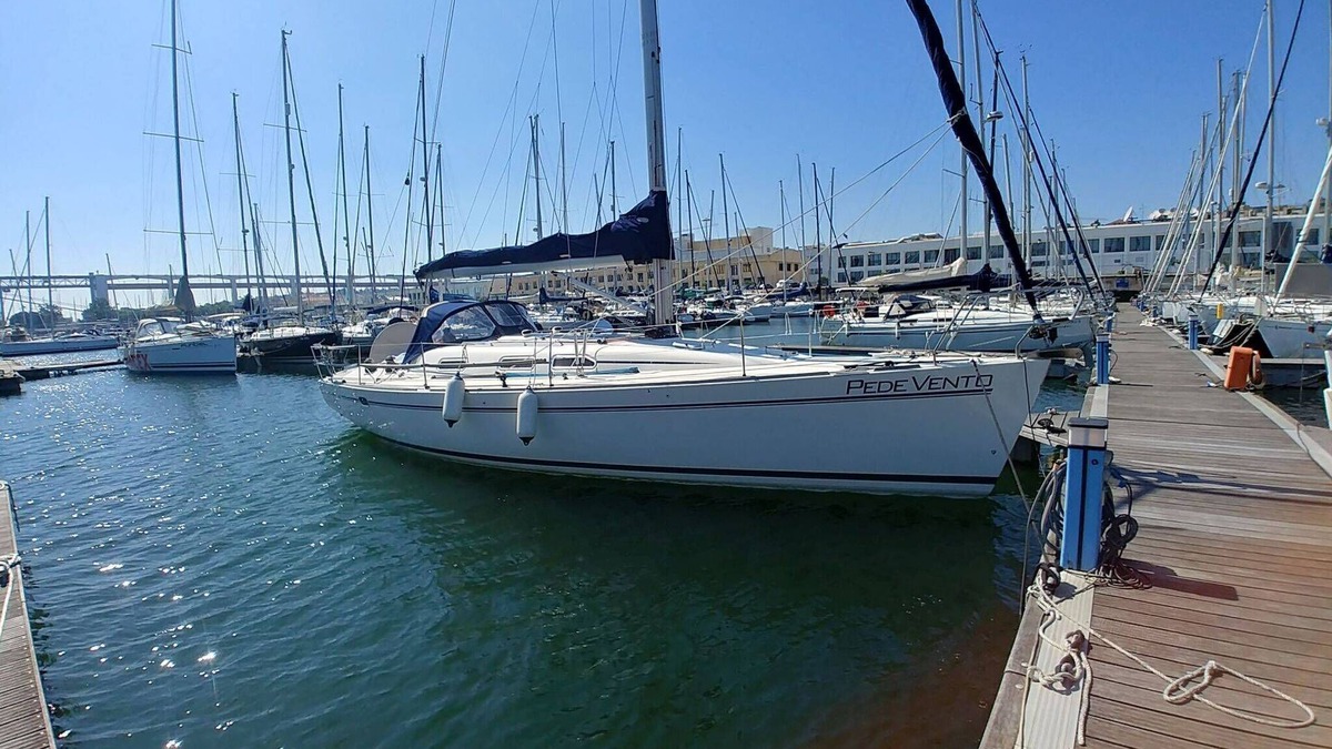 Lisbon Apartment | Be Local - Sleep aboard a sailing boat in Lisbon