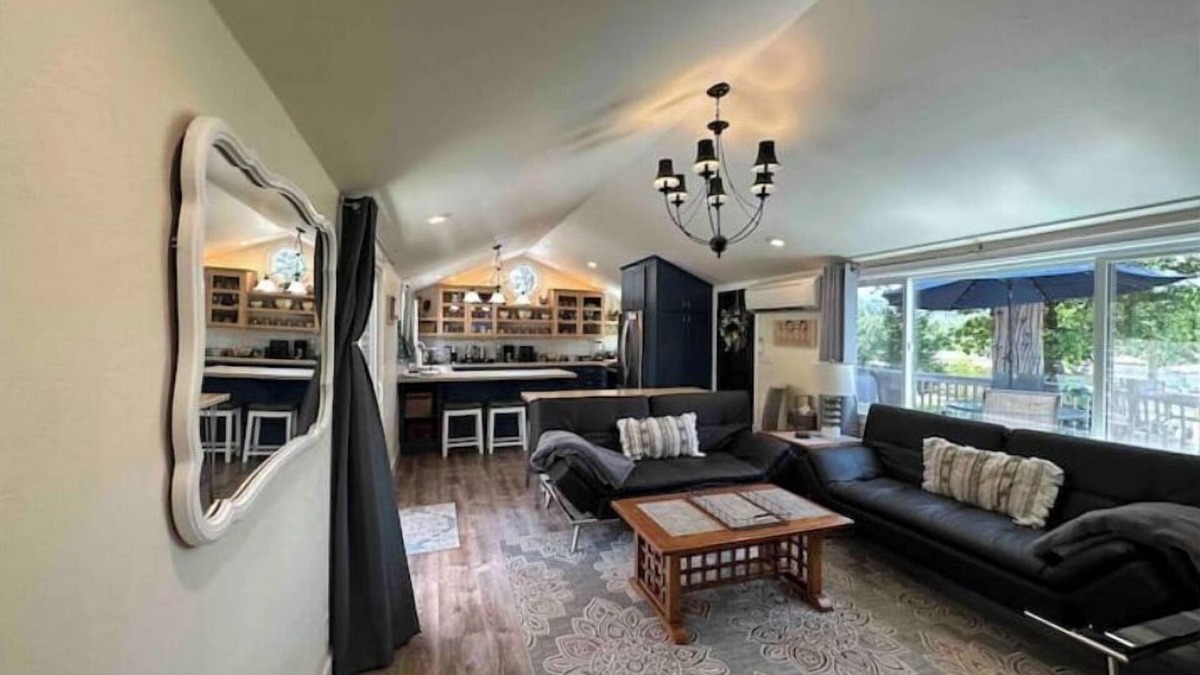 Grants Pass House | Be Our Guest-Cheerful Cozy Retreat.