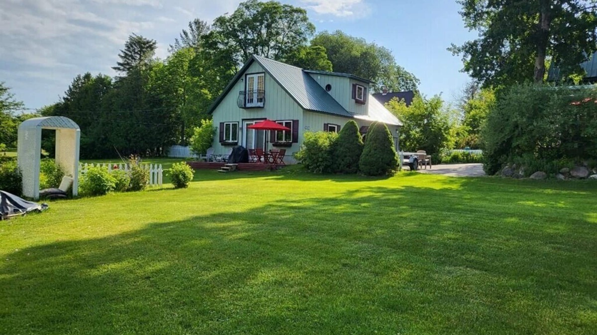 Charlevoix Cottage | Be our guests cottage nClose to Lake Michigan and 10 minutes to Charlevoix.