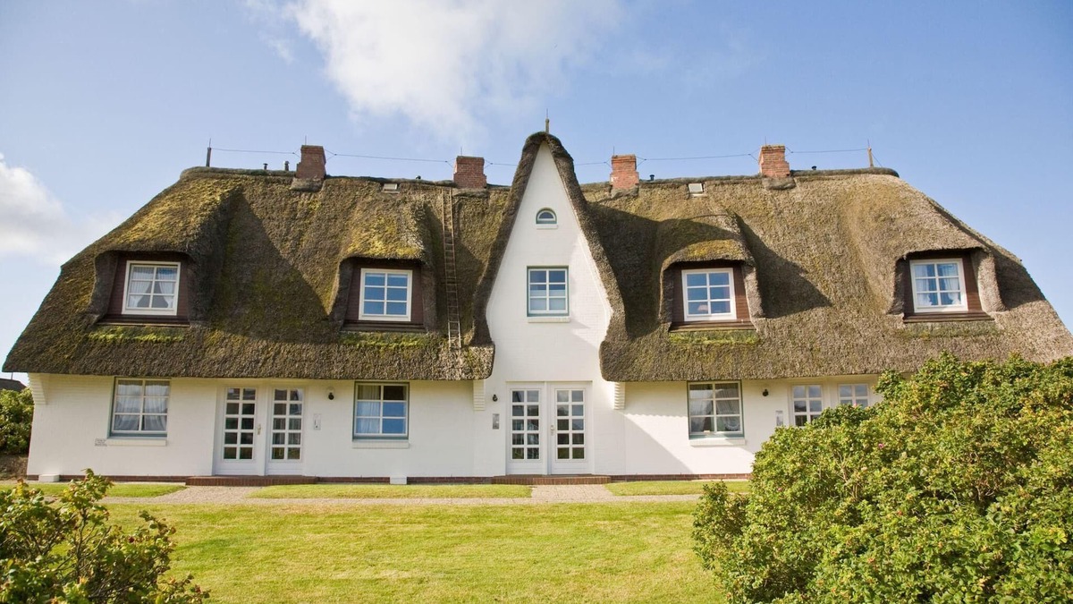 Wenningstedt-Braderup Apartment | Beachfront 3-room apartment with approx. 55 m² under thatch, for up to 4 people