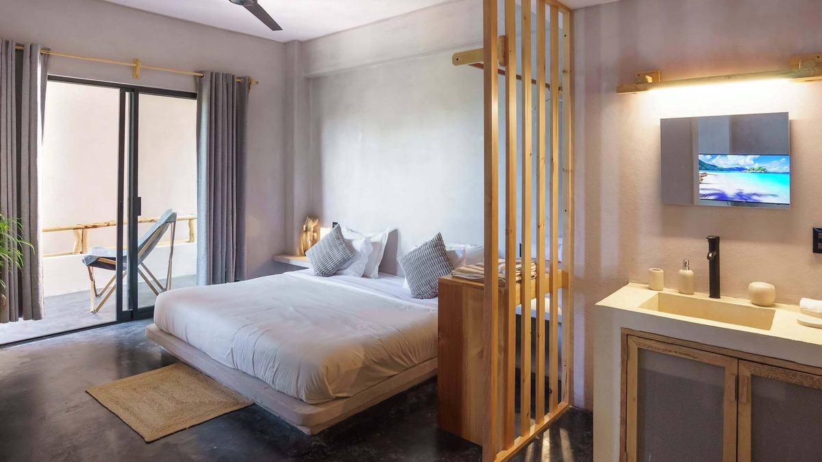Santa Maria Apartment | Beach 1 Min Pool AC Bedroom Cleaned Daily